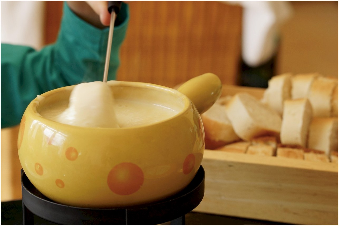 fondue, swiss fondue, cheese, cheese fondue, switzerland, specialty, nourishment, yummy, meal, warmer, melt, swiss, dish, enjoy the meal, food, national dish, cooking at the table, frame, heat, dunking, immersion, fondue fork, loaf, pieces of bread, baguette, melted, fondue, fondue, fondue, fondue, fondue, cheese fondue, cheese fondue